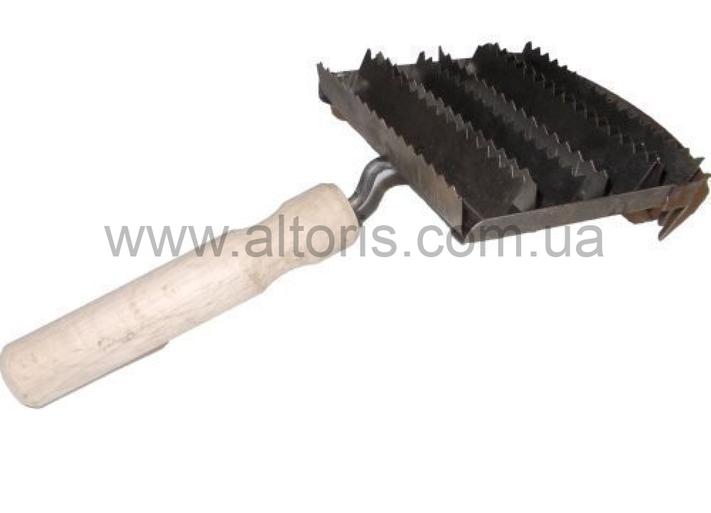 скребок для скота с деревянной ручкой